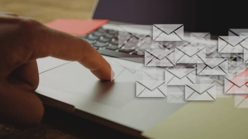 Notebook com icones de email